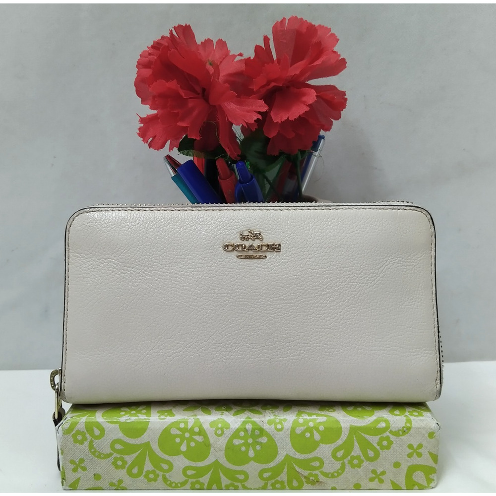 Coach White Leather Zip Around Credit Car Wallet